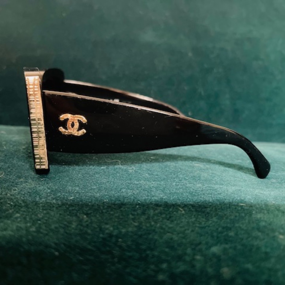 CHANEL SUNGLASSES MUTED GOLD AND BLACK WITH TWEED TEXTURE CC LOGOS - Picture 10 of 10
